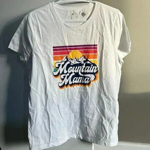 (47) NWT Mountain  Mama Tee